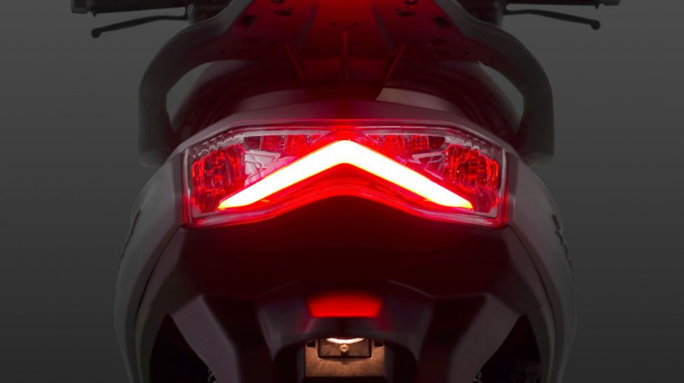 Η αισθητική του SYM Symphony ST 125 χαρακτηρίζεται από τον LED διπλό προβολέα με φώτα ημέρας και το πίσω φωτιστικό σώμα σχήματος βέλους.

